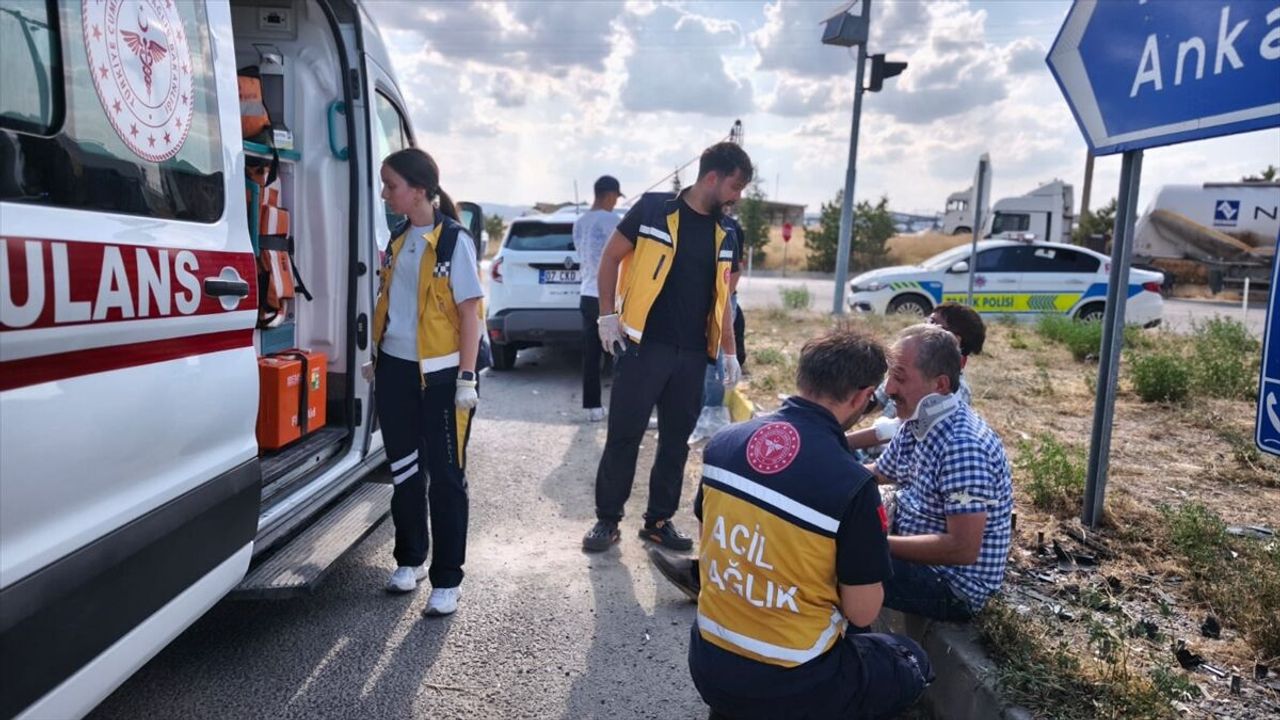 Kırıkkale Karakeçili'de iki otomobilin çarpıştığı trafik kazasında 6 yaralı