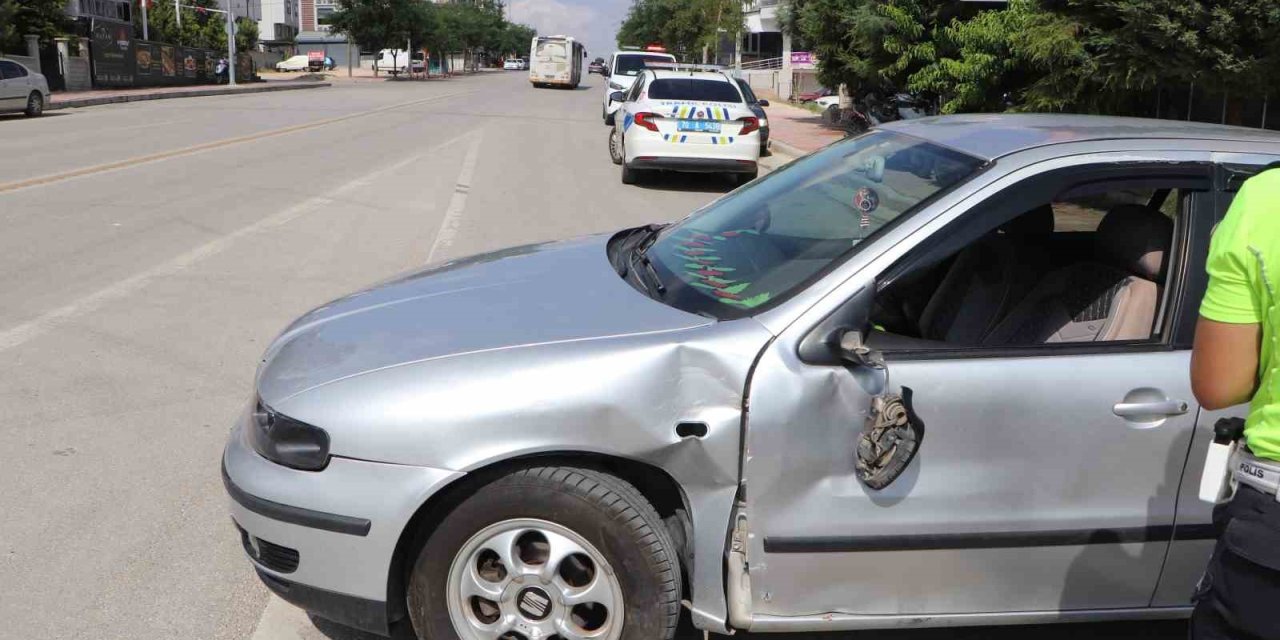 Konya Plakalı Araç Karaman'da Kaza Yaptı
