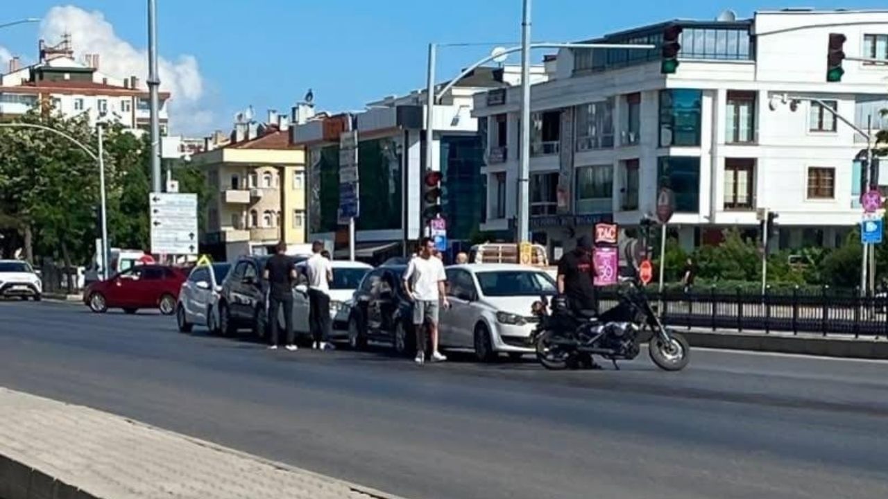 5 araç birbirine girdi: Trafik kısa süreli aksadı