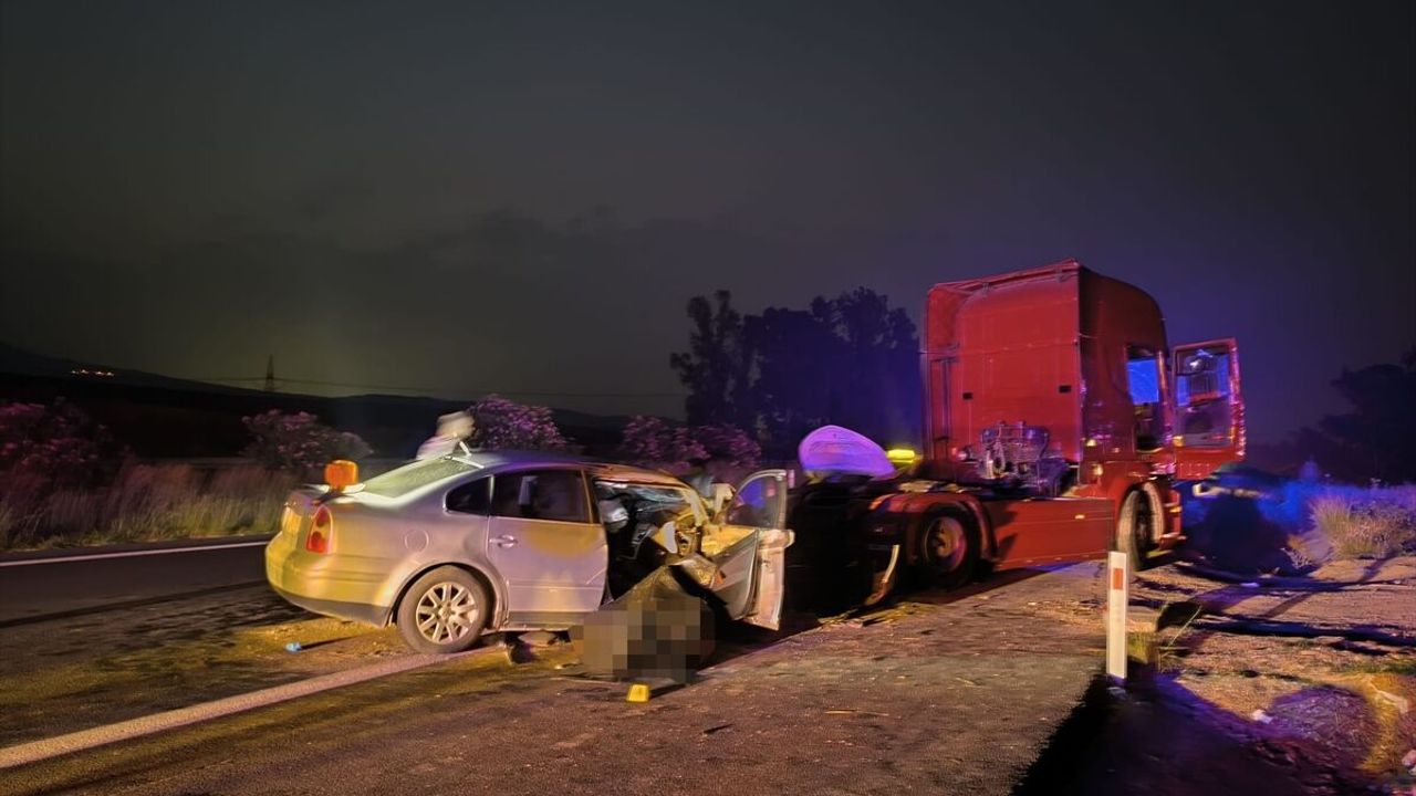 Adana Ceyhan'da trafik kazası: Otomobil park halindeki tıra çarptı, 2 ölü