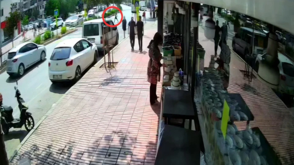 Adana Seyhan trafik kazası: Yolun karşısına geçerken minibüs çarptı | VİDEO İZLE