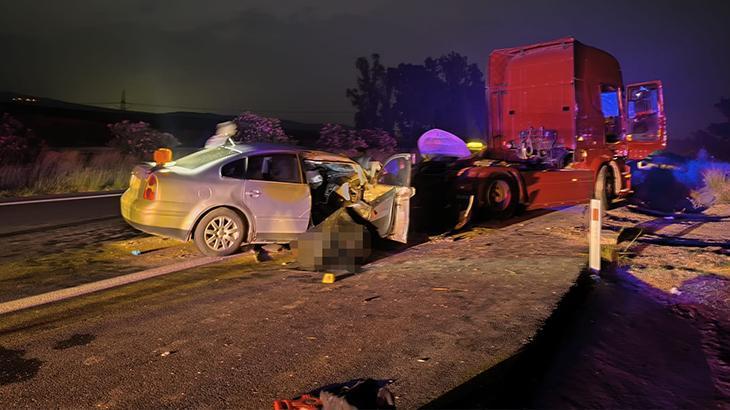 Adana'da otomobilin tıra çarptığı kazada 2 kişi öldü