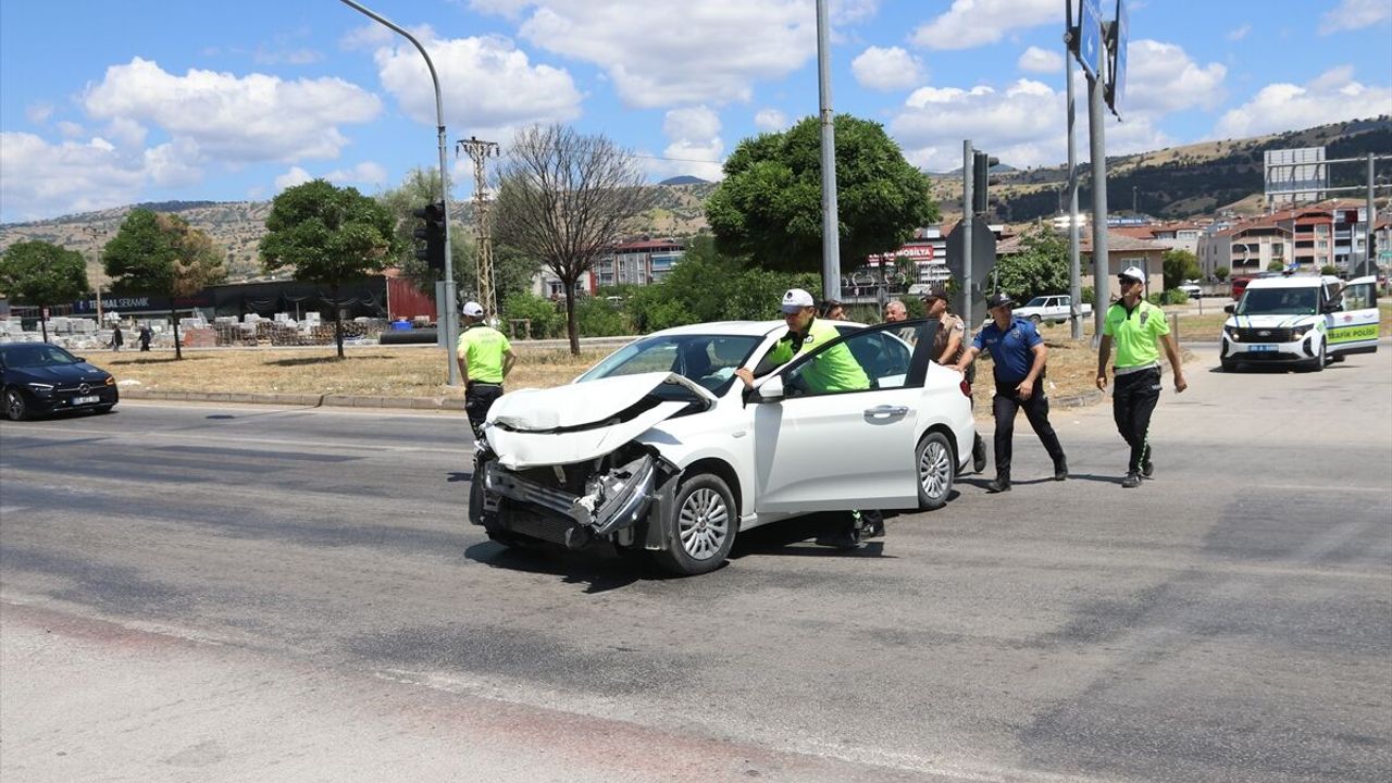Amasya Taşova trafik kazasında otomobil beton mikseriyle çarpıştı: 5 yaralı