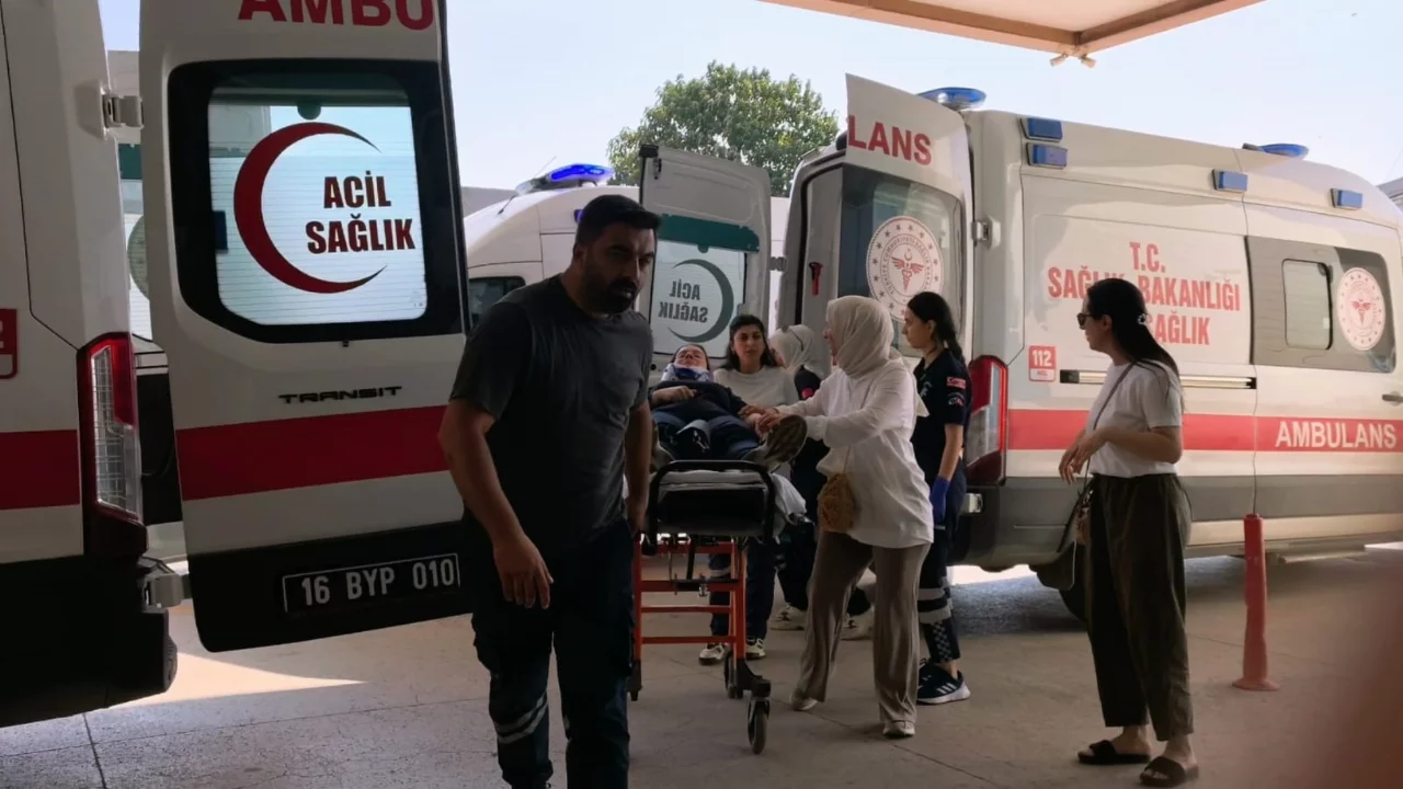 Bursa'da minibüs ile otomobil çarpıştı! Çok sayıda yaralı var...