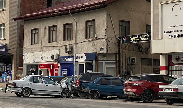 Niksar'da Sabah Saatlerinde Kaza: 5 Araçta Maddi Hasar - GÜNDEM