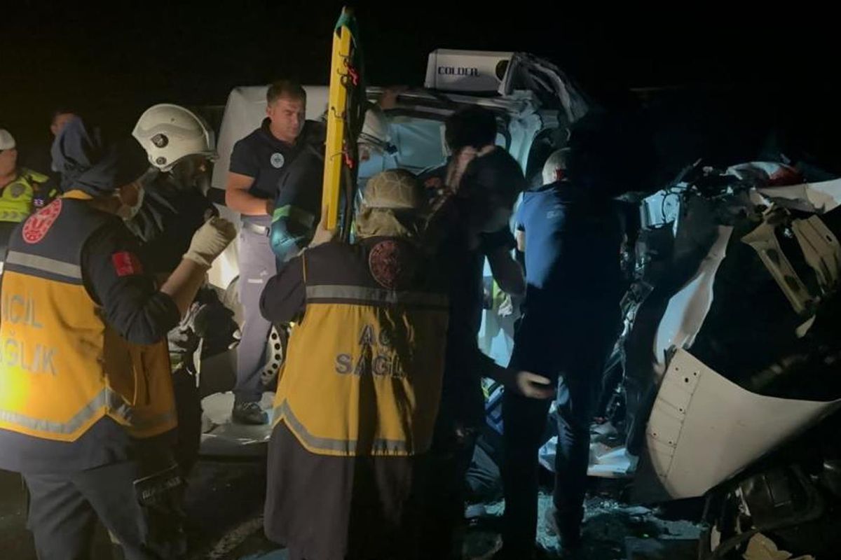 Seyir halindeki tırın dorsesi koptu, bir aile darmadağın oldu