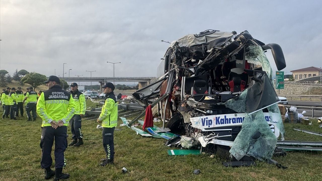 SON DAKİKA: Bolu Anadolu Otoyolu’nda otobüsün karıştığı trafik kazasında 5'i ağır 15 yaralı