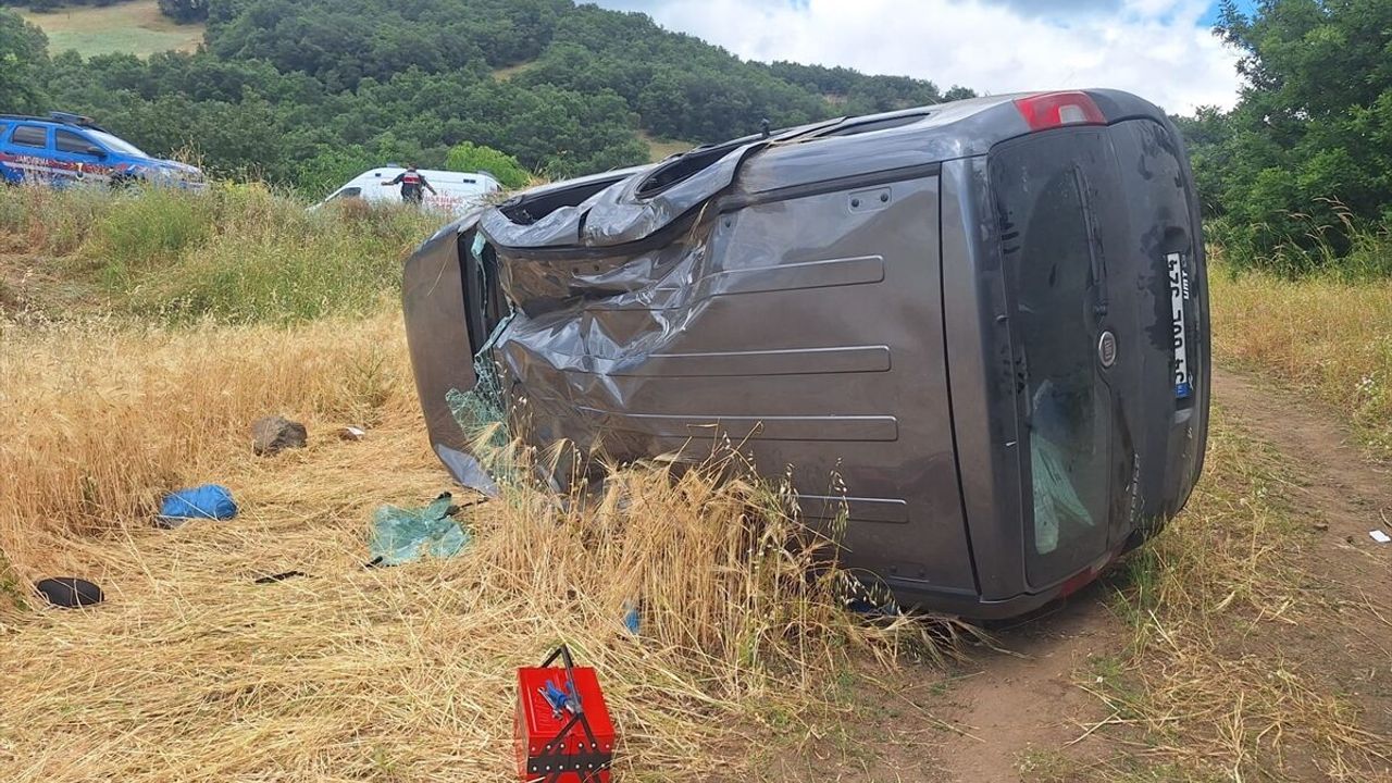 Tokat Niksar’daki trafik kazasında hafif ticari araç devrildi: 6 yaralı