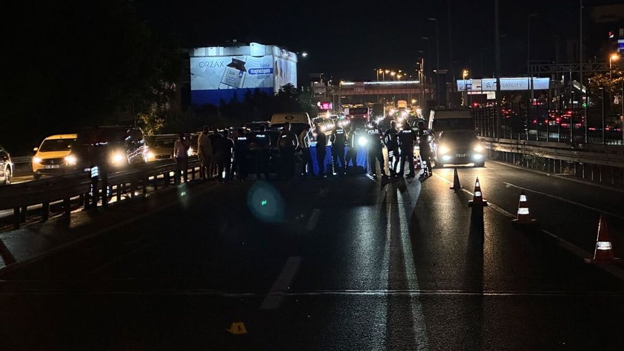 Bakırköy’de E5’te feci trafik kazası: Otomobilin çarptığı yaya öldü