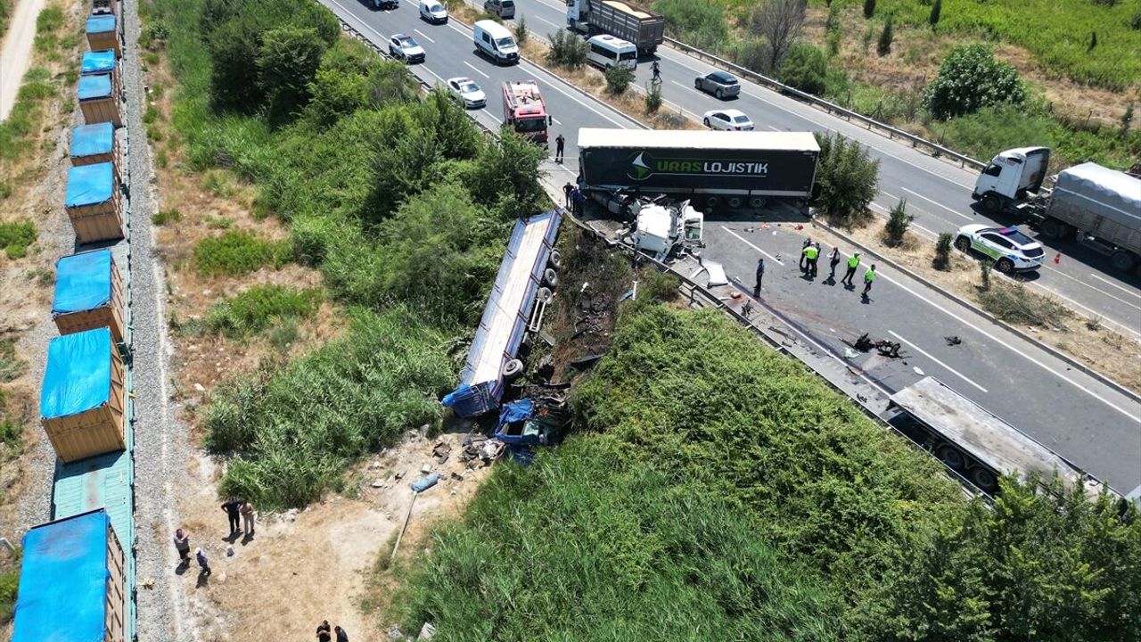 Denizli Pamukkale'de trafik kazası: Tır karşı şeride geçti, 1 ölü 1 yaralı