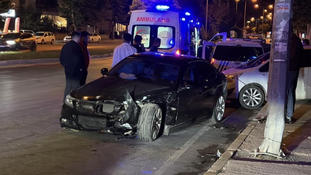 Gece yarısı zincirleme kaza: 2’si polis 4 kişi yaralandı