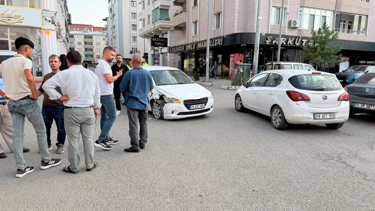 Iğdır'da AK Parti İl Binası Karşısında Trafik Kazası: İki Araç Çarpıştı