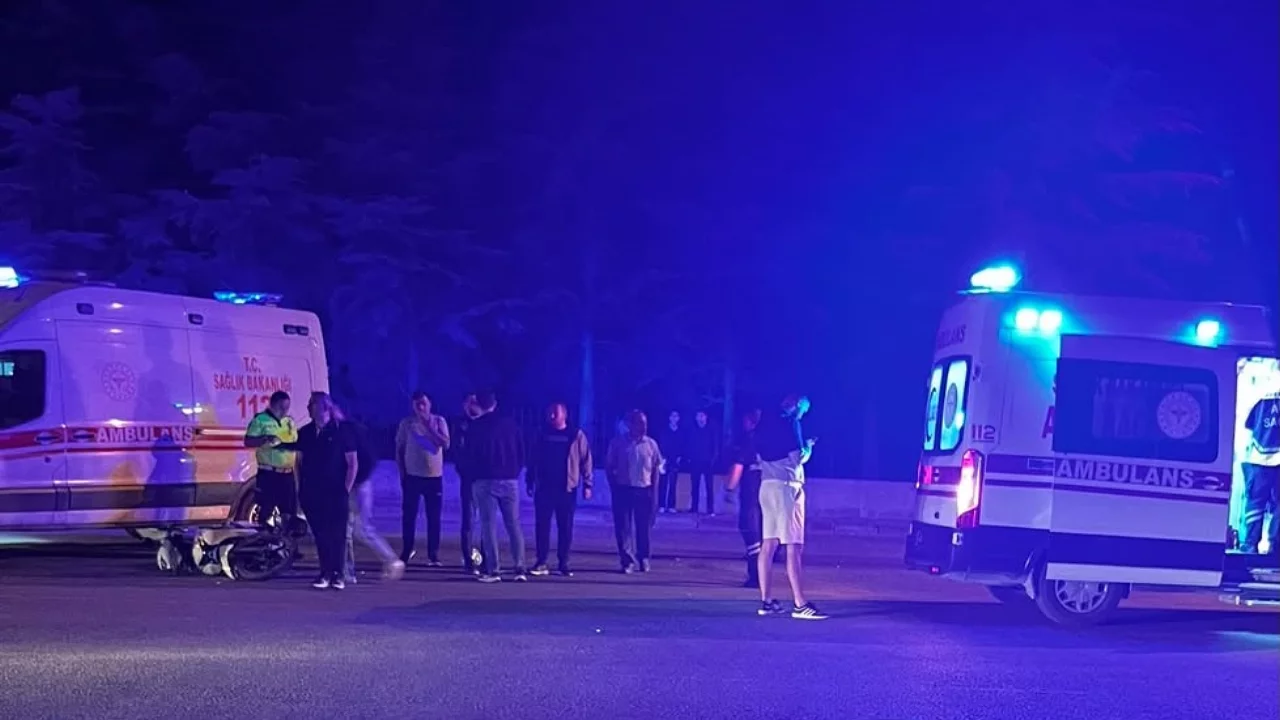 Kavşakta motosiklet kazası! Çarpışmada 3 kişi yaralandı