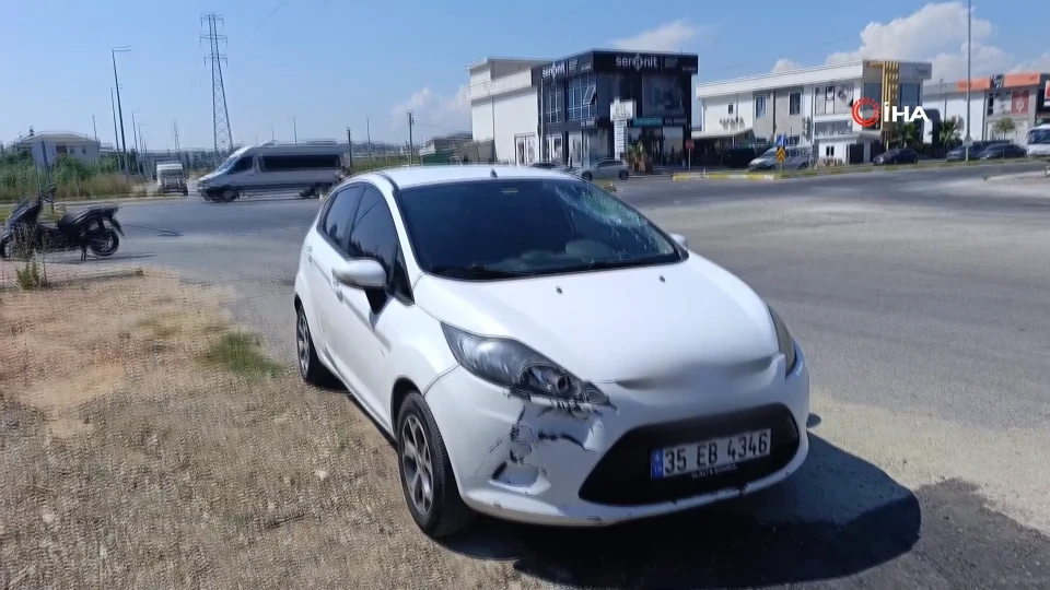 Manavgat'ta motosiklet kazası: Sürücü otomobilin camını kırdı | VİDEO İZLE