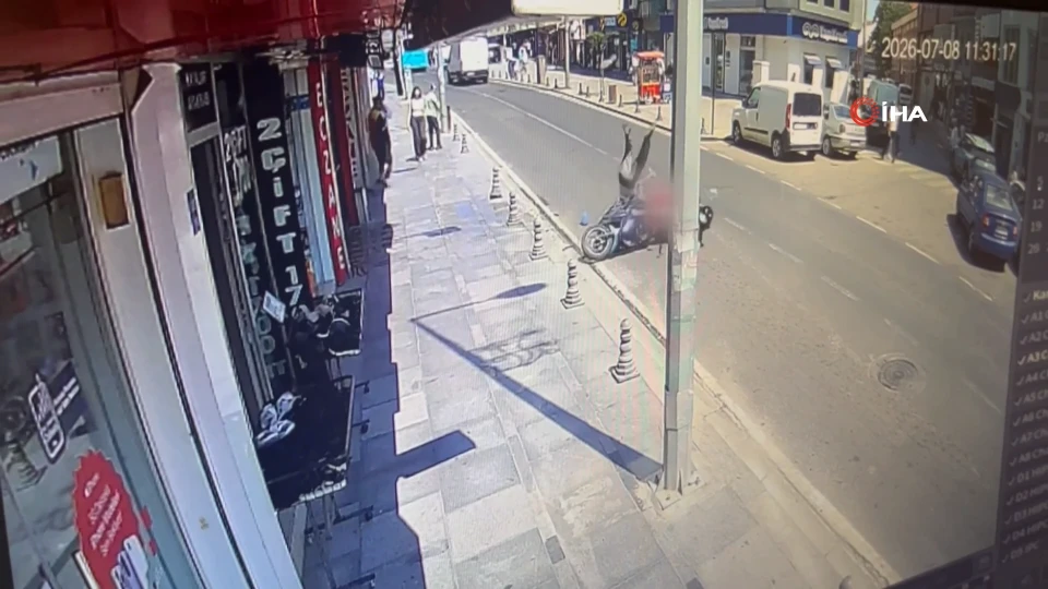 Motosiklet yayaya çarptı: Çorlu'daki kaza güvenlik kamerasında | VİDEO İZLE