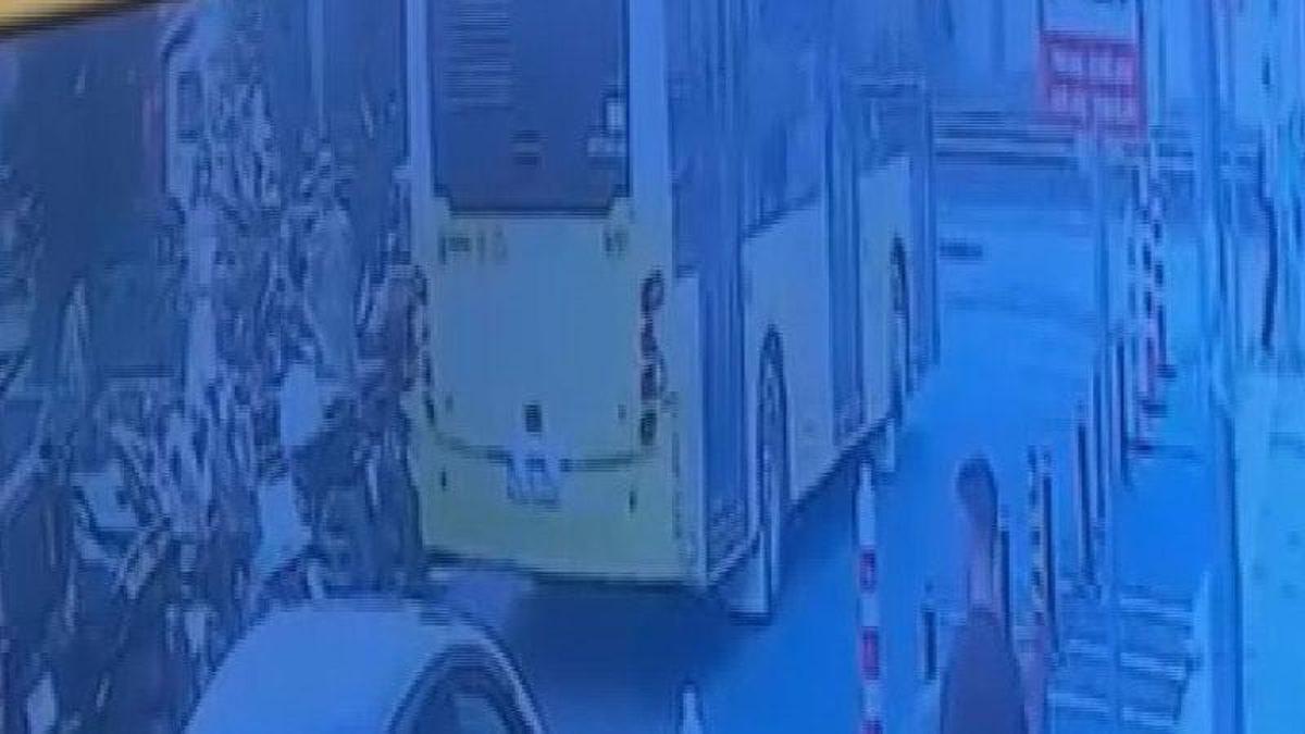 Şişli'de özel halk otobüsü yayaya çarptı; kaza kamerada
