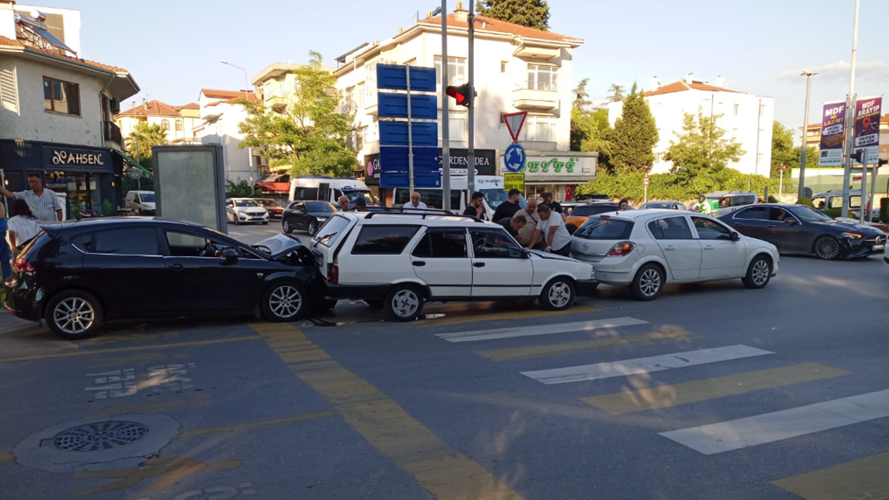 DSİ Kavşağı'nda zincirleme kaza! Vatandaşlardan trafik ışığı çağrısı