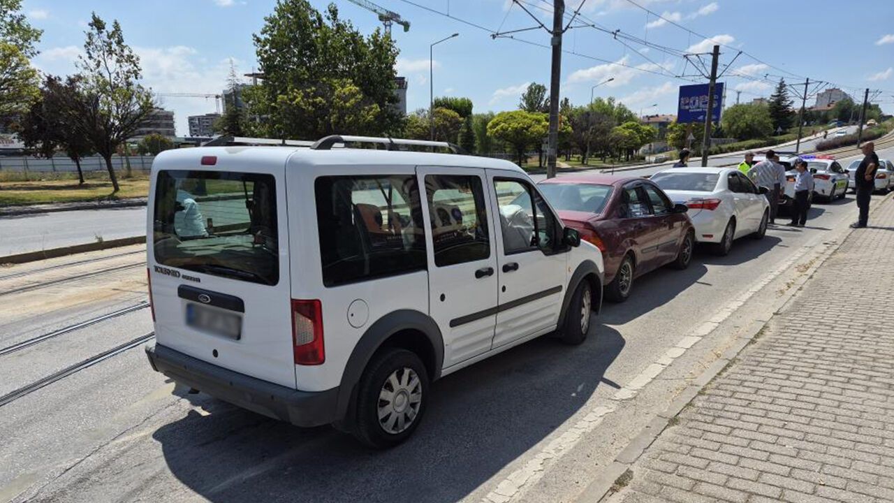 Eskişehir'de zincirleme trafik kazası: 3 araç birbirine girdi