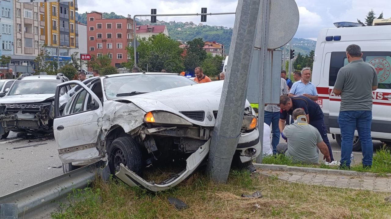 Giresun Eynesil’de trafik kazası: İki otomobil çarpıştı, 5 kişi yaralandı