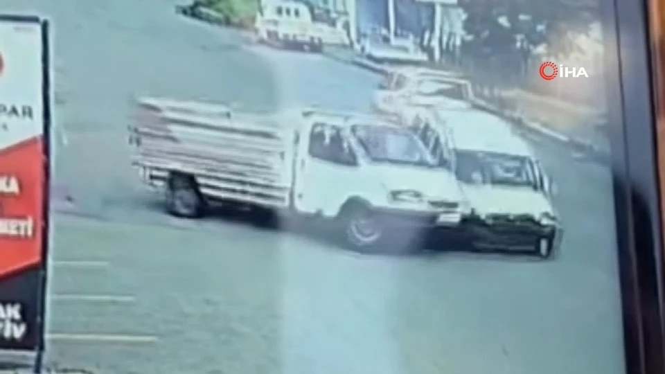 Iğdır'da kaza anı kamerada: Yola çıkan kamyonet böyle çarptı | VİDEO İZLE