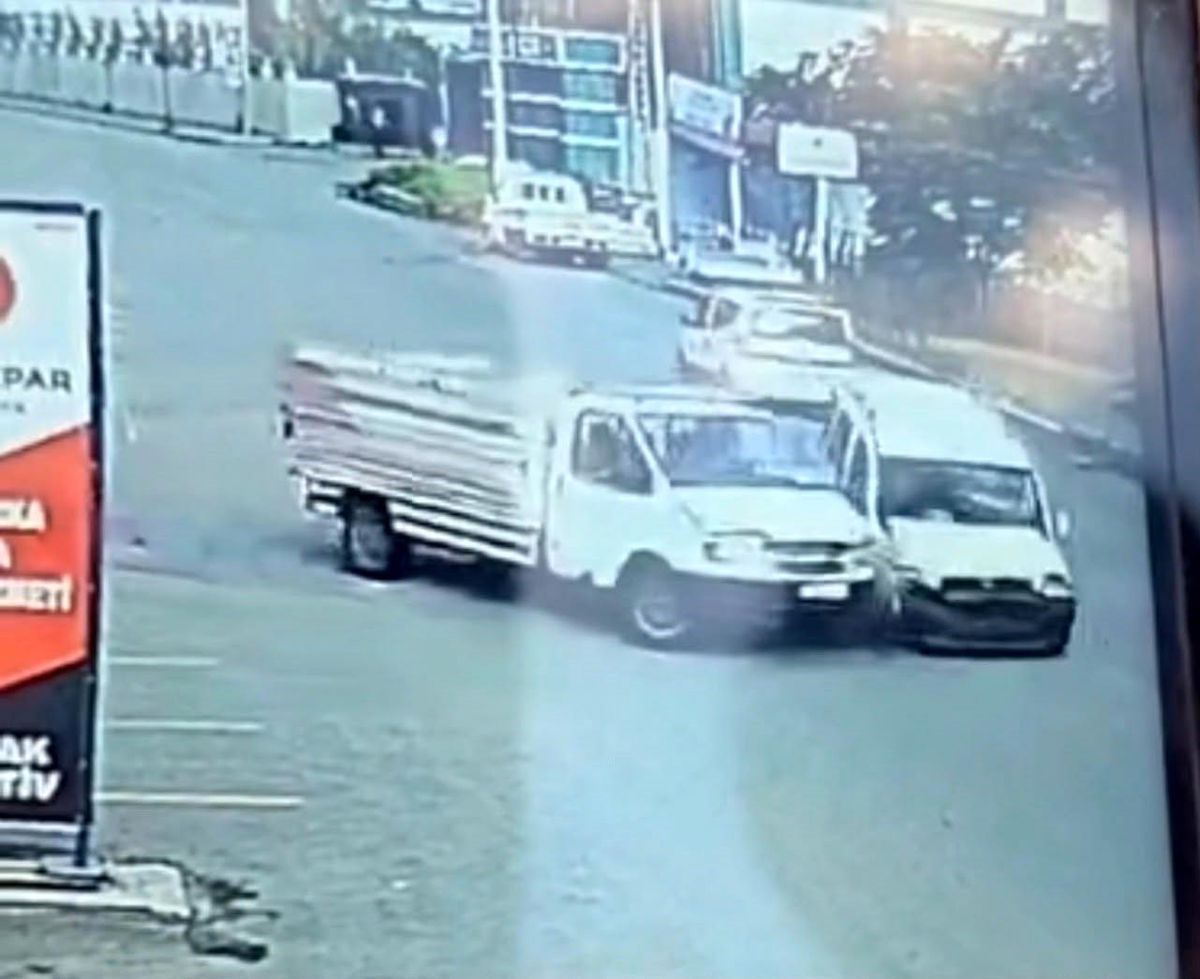 Iğdır'da Park Halindeki Kamyonet Trafik Kazası Geçirdi