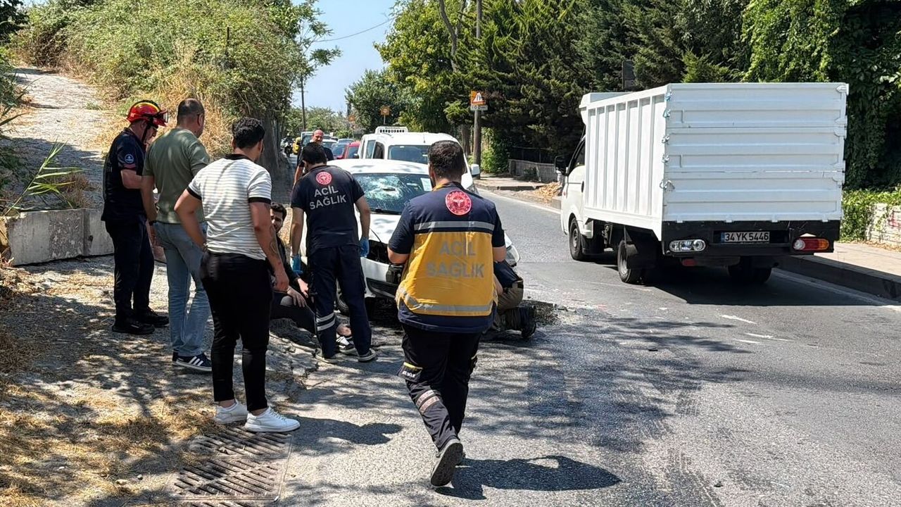 Küçükçekmece trafik kazası: Kaldırıma çarpan otomobil devrildi