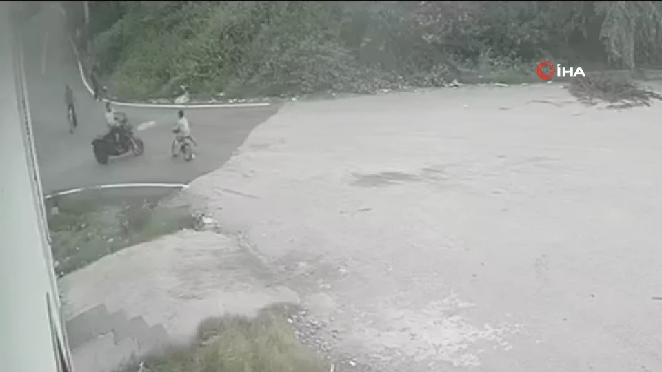 Payas'ta trafik kazası: Motosiklet ve bisikletli çocuk yaralandı | VİDEO İZLE