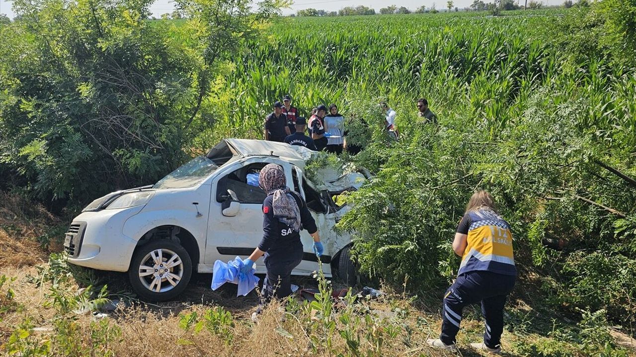 SON DAKİKA: Aksaray'da feci trafik kazası... Şarampole devrilen araçta aynı aileden 3 kişi öldü