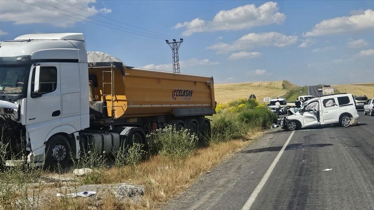 SON DAKİKA: Muş Malazgirt'te feci trafik kazası... Kamyonla çarpışan araçta 2 ölü, 2 yaralı