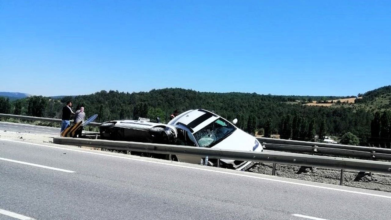 Bilecik Bozüyük trafik kazasında iki araç su kanalına devrildi: 4 yaralı
