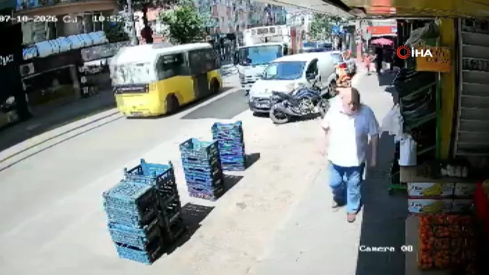 Bursa'da hatalı park kaza getirdi: Kamyonet sürücüsü kaçtı | VİDEO İZLE