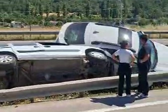 Bursa'da korkutan kaza! İki otomobil bariyerlere saplandı...