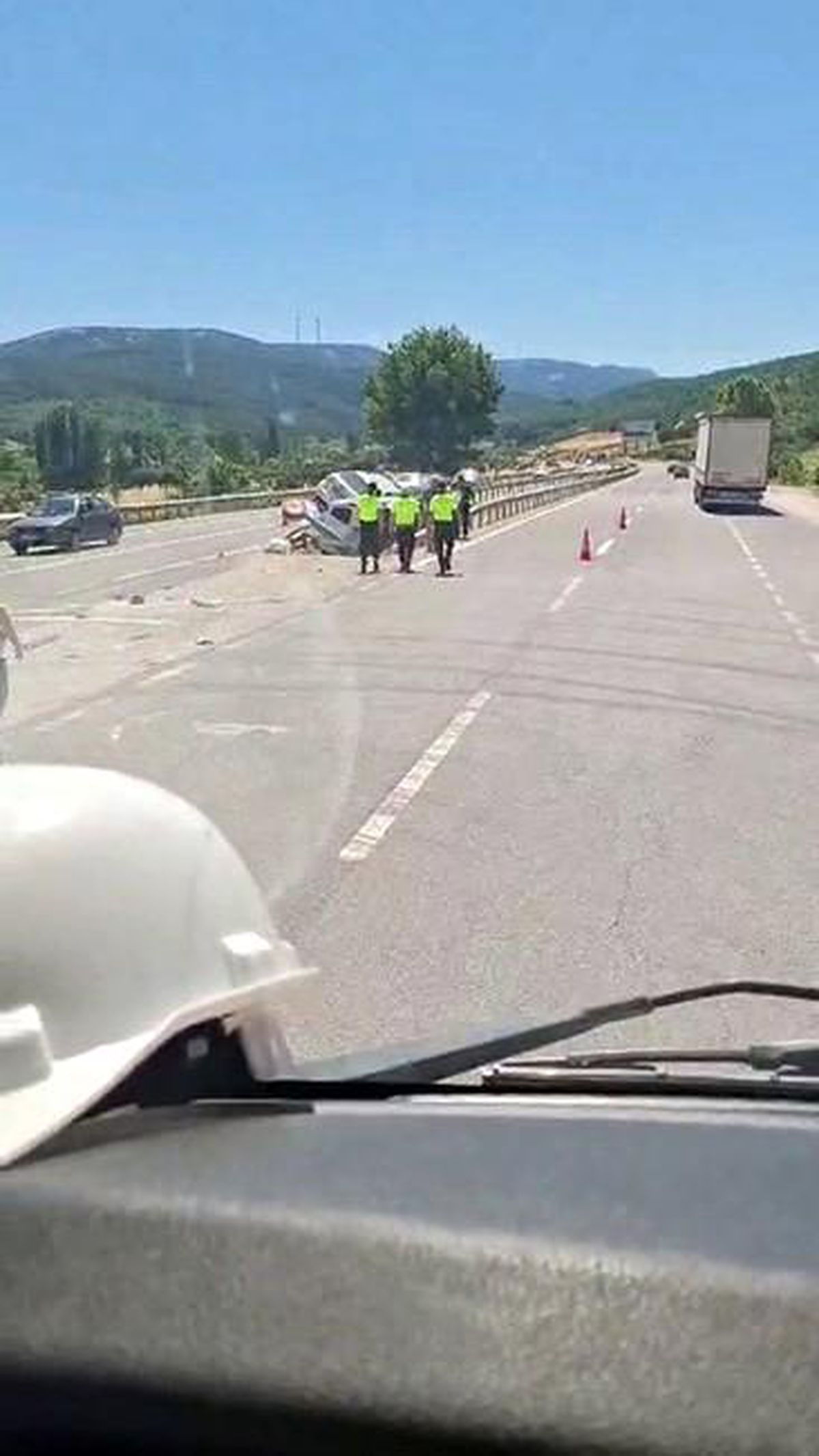 İnegöl'de Trafik Kazası: İki Araç Bariyerlere Sıkıştı