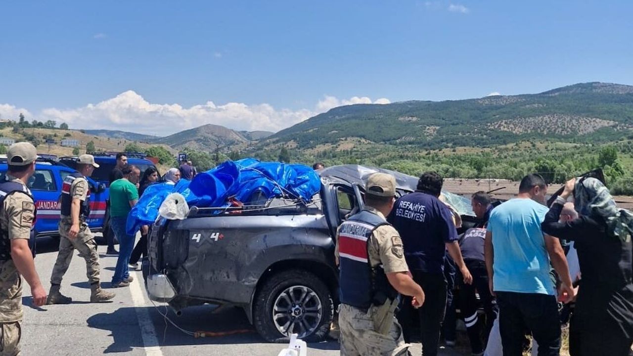 SON DAKİKA: Erzincan'da feci trafik kazası... Devrilen kamyonette 1 ölü, 3 ağır yaralı