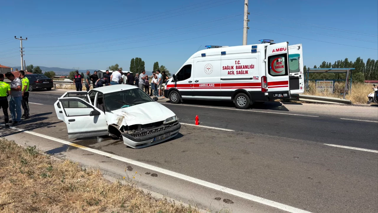 Afyonkarahisar'da feci kaza! Bariyerlere çarpan otomobilde 3'ü çocuk 6 yaralı