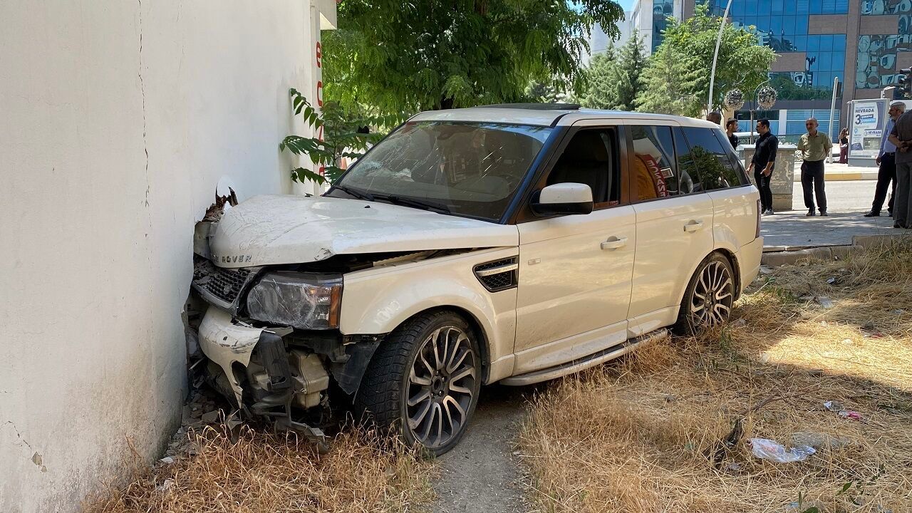Elazığ'da Direksiyon Hakimiyetini Kaybetti, Kaldırımdaki Gence Çarptı