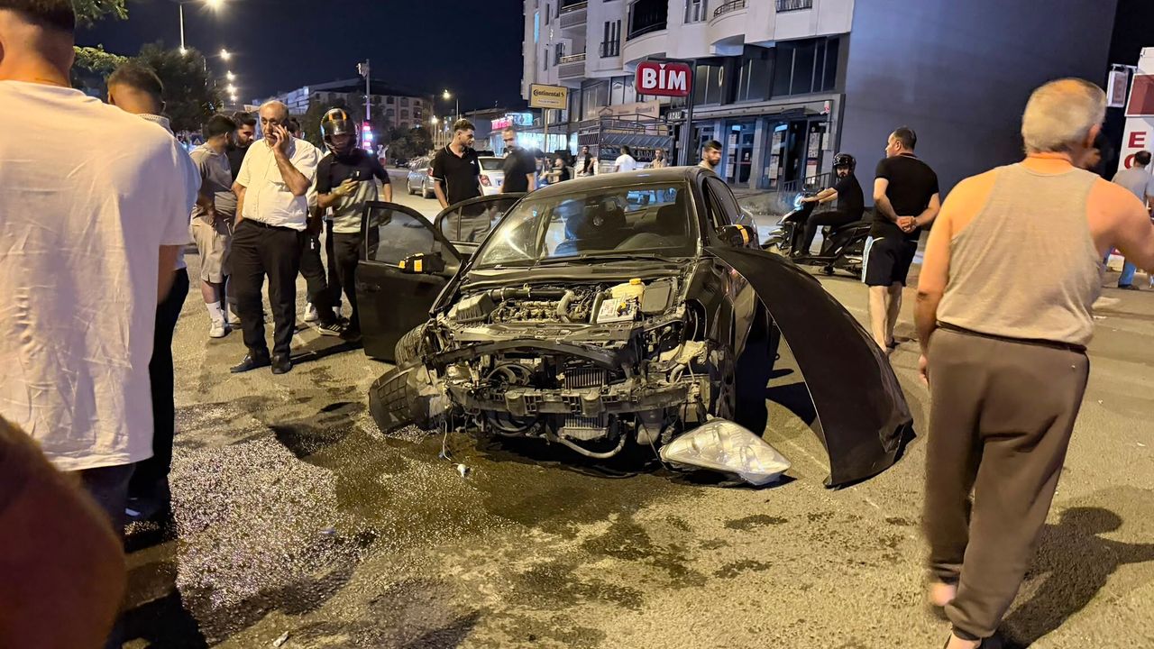 Iğdır'da Gece Yarısı Feci Kaza: Otomobil Orta Refüjdeki Aydınlatma Direğine Çarptı