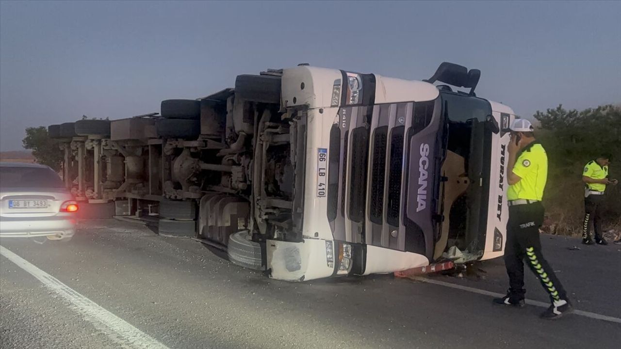 Kırıkkale'de hurda yüklü tırın devrildiği trafik kazasında sürücü yaralandı