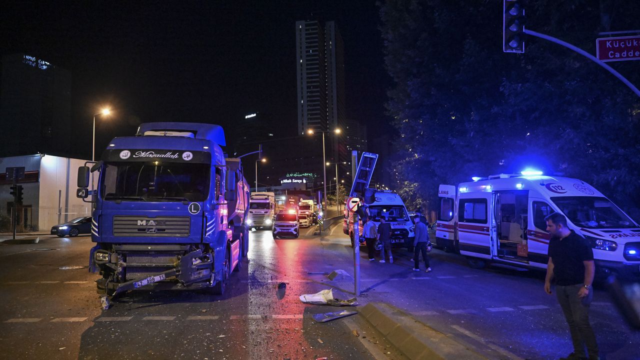 Ümraniye'deki trafik kazasında hafriyat kamyonu ile otomobil çarpıştı: 1'i ağır 4 yaralı