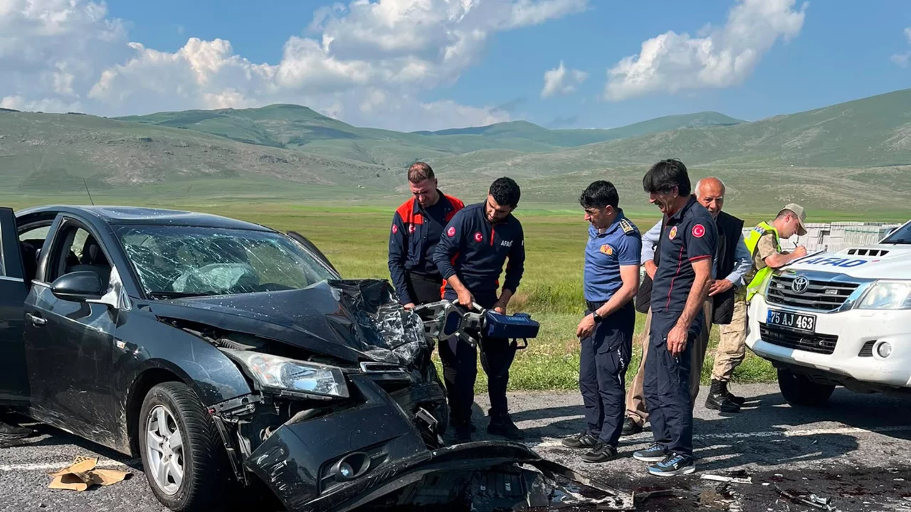 Ardahan'da feci kaza! Minibüs ile otomobil çarpıştı, yaralılar hastaneye kaldırıldı