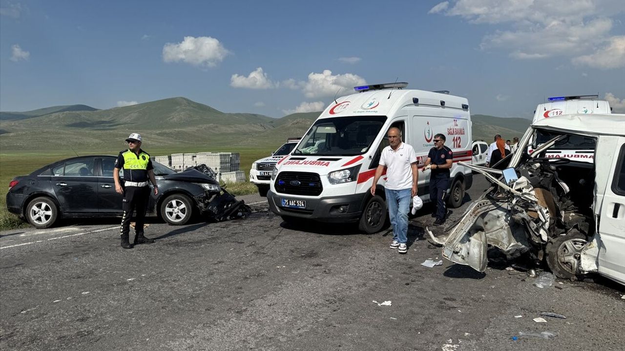 Ardahan'da iki aracın çarpıştığı trafik kazasında 7 yaralı