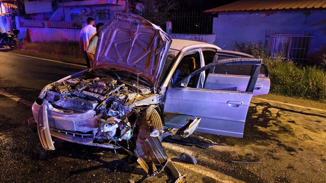 Aydın Nazilli trafik kazasında iki otomobil çarpıştı: Araçlardan biri alev aldı, 4 yaralı