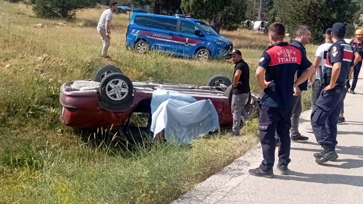 Burdur'da feci kaza! Otomobil şarampole devrildi: 1 ölü, 2 yaralı