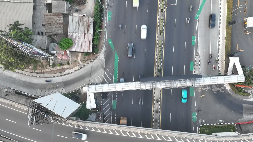 Endonezya'da düğün dönüşü katliam gibi kaza! Kamyonet iki TIR'ın arasında ezildi: 13 ölü, 5 yaralı | Dünya Haberleri