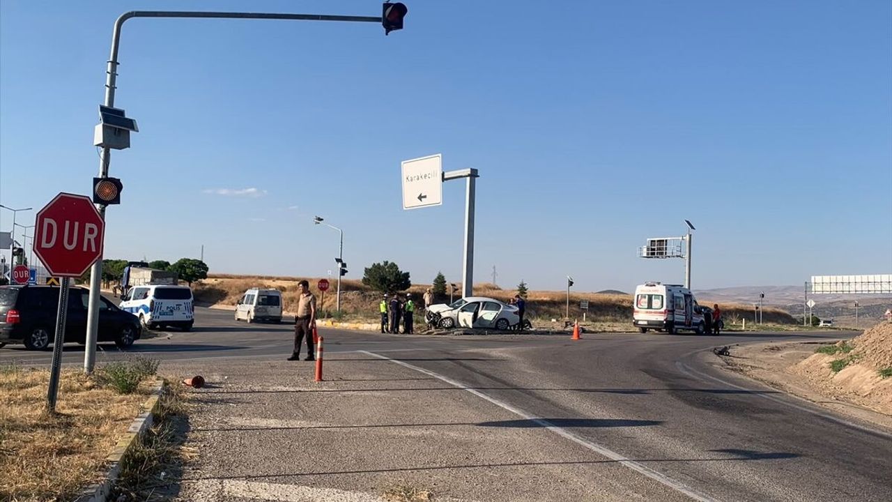 Kırıkkale Karakeçili'deki trafik kazasında iki otomobil çarpıştı: 4 yaralı
