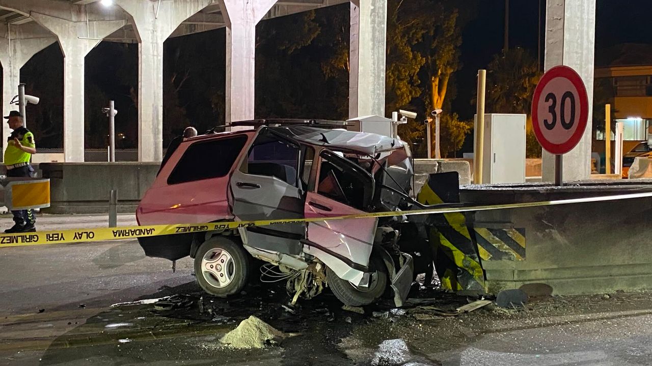 Adana Ceyhan'da trafik kazası: TAG Otoyolu gişelerde bariyere çarpan sürücü hayatını kaybetti