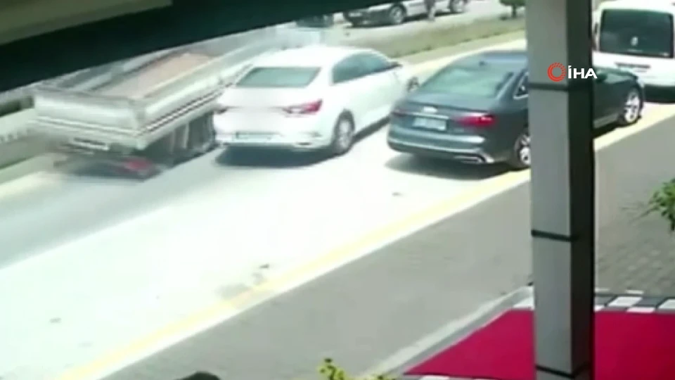 Bolu'da parktan çıkan otomobile kamyon çarptı: Kaza anı kamerada! | VİDEO İZLE