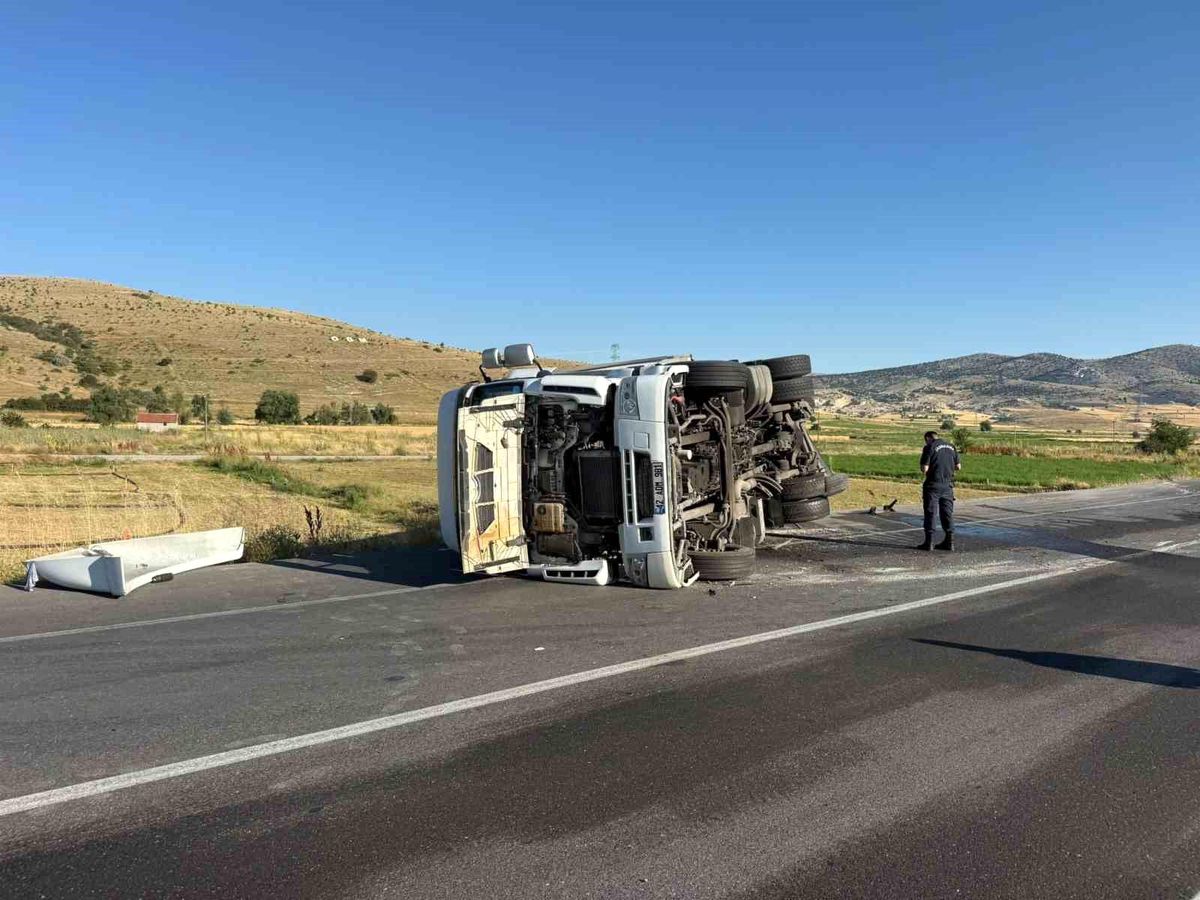 Bolvadin'de Tır Kazası: Sürücü Yaralandı