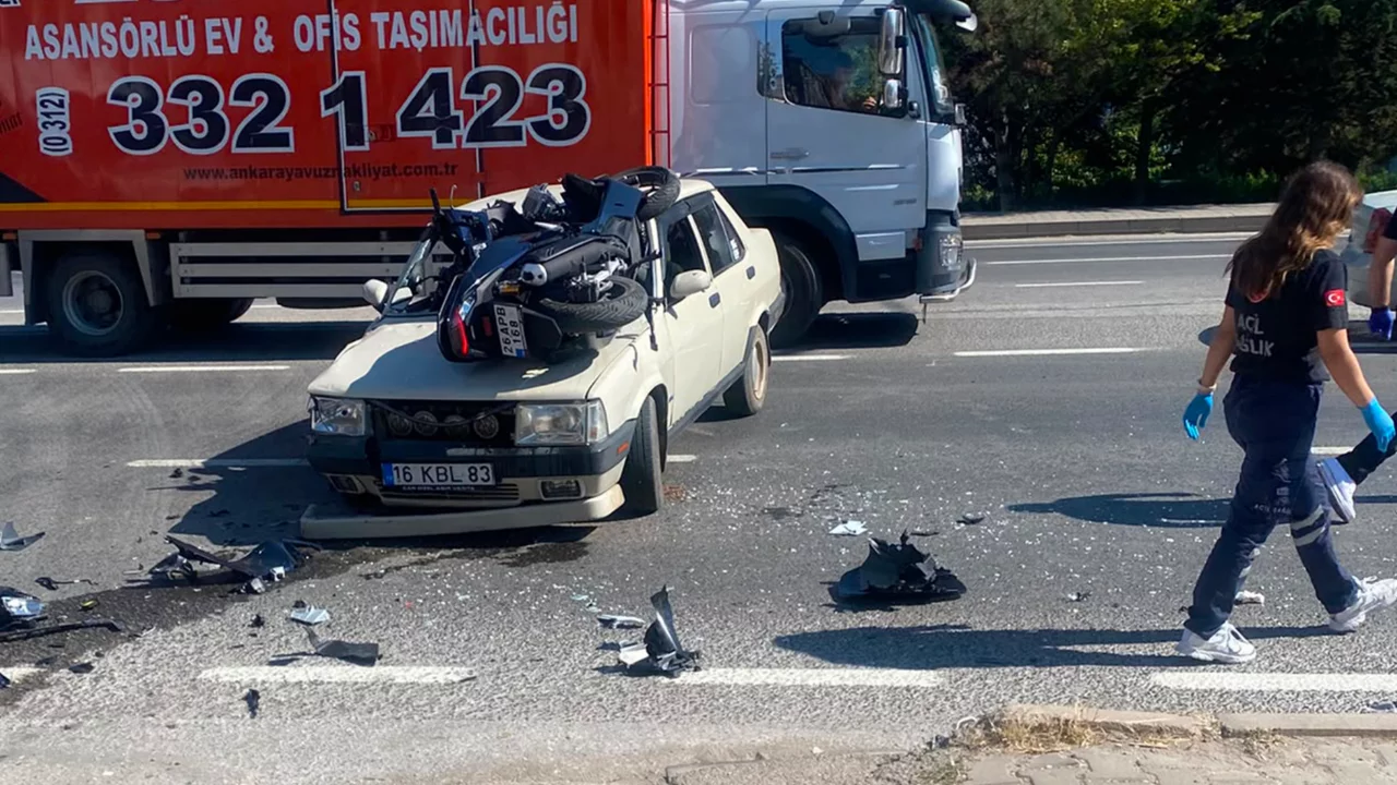 Eskişehir'de korkutan kaza! Çarpışmanın şiddetiyle motosiklet otomobilin üzerine savruldu