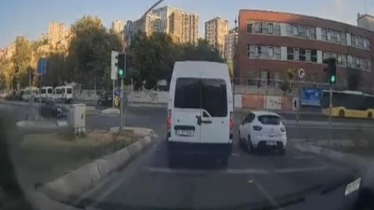 Eyüpsultan'da korkunç kaza: Otomobil trafik ışıklarına çarparak savruldu